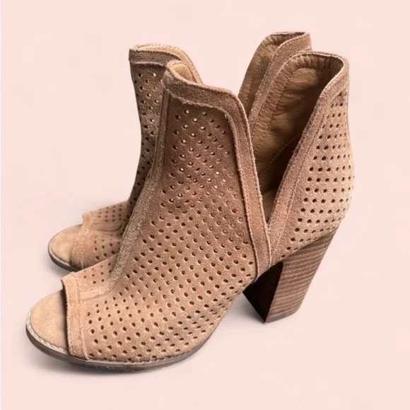 Women’s LUCKY BRAND Larise Taupe Suede Leather Ankle Booties Laser Cut US 5.5 - Picture 2 of 9